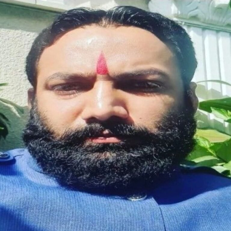 सूदखोर वीरेंद्र तोमर को पुलिस ने ग्वालियर से पकड़ा:लोअर-टीशर्ट में घूम रहा था, आज रायपुर लेकर पहुचेंगे अफसर; रोहित अब भी फरार