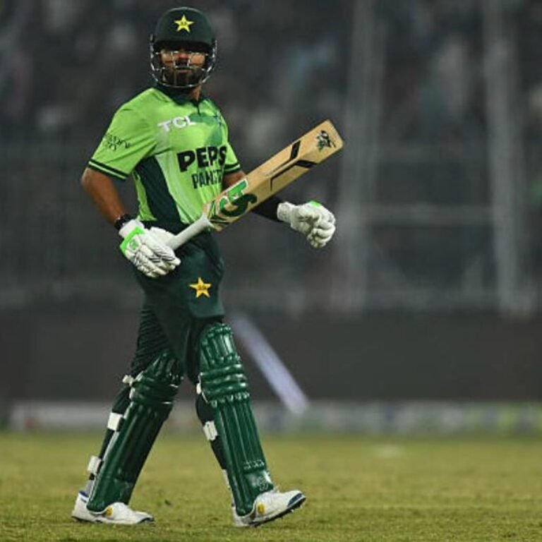 बाबर आजम पर ICC ने जुर्माना लगाया:श्रीलंका के खिलाफ आउट के बाद बैट स्टंप पर मारा, एक डिमेरिट पॉइंट भी मिला