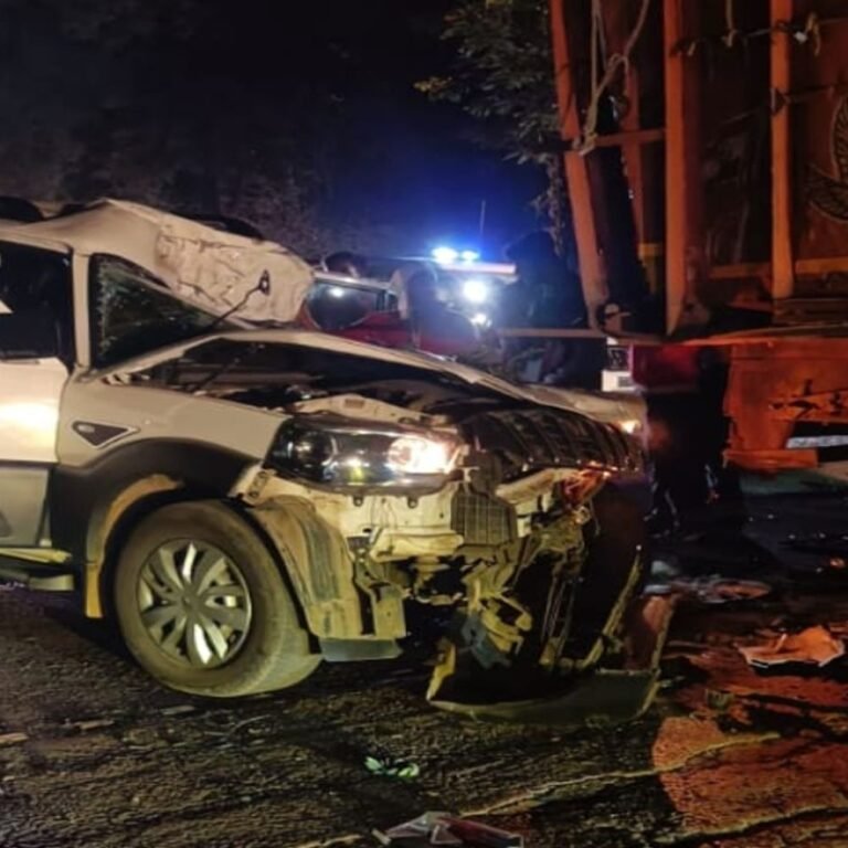 कोंडागांव में खड़े ट्रक में घुसी स्कॉर्पियो, 6 की मौत:मूवी देखकर लौट रहे थे, 3 गंभीर, 2 परिवार के 11 लोग थे सवार