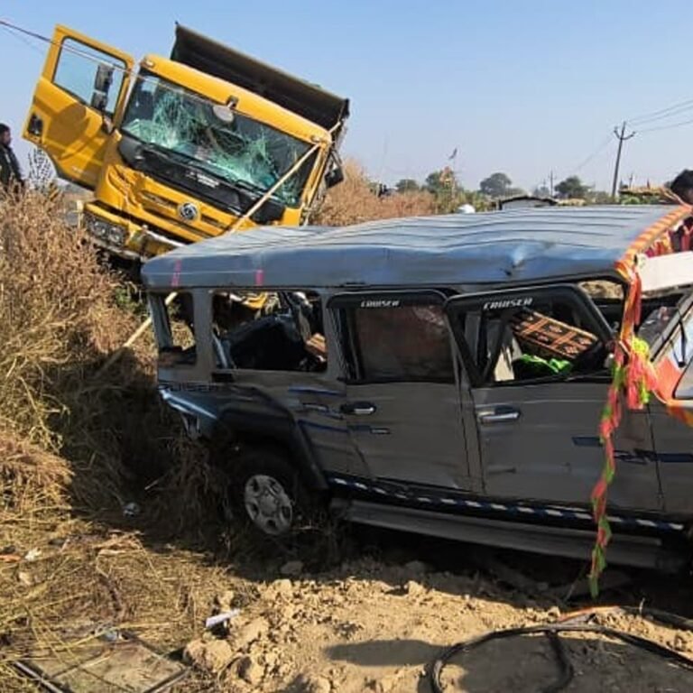 बलौदाबाजार सड़क हादसे में 2 की मौत, 6 घायल:हाईवा ने खड़ी क्रूजर को टक्कर मारी, परिवार झाड़-फूंक कराने जा रहा था