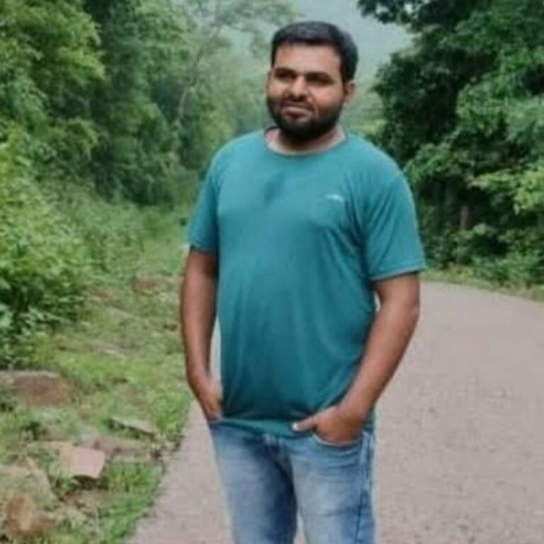 नक्सलियों ने जेसीबी ठेकेदार की गला रेतकर हत्या की:बीजापुर में पहले मुंशी को किया अगवा,रिहाई के लिए पहुंचे तो गला रेत कर मार डाला