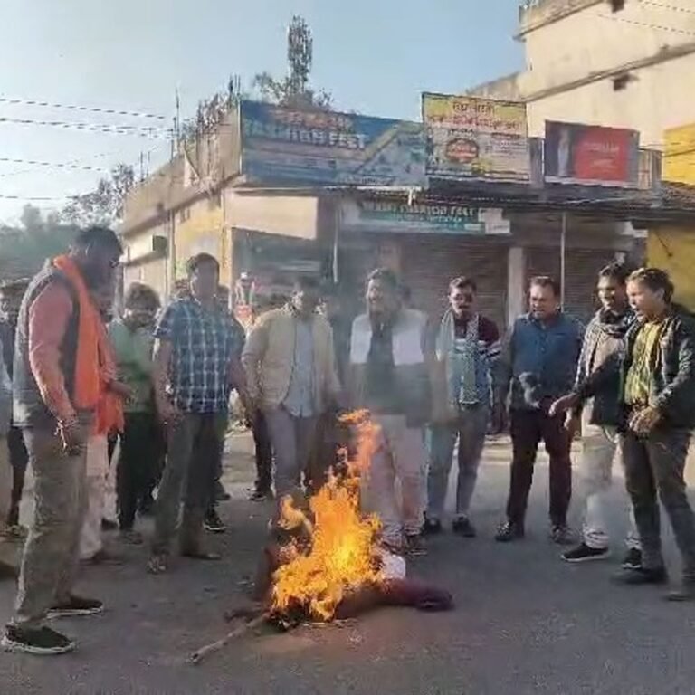 भाजयुमो ने भूपेश बघेल, टीएस सिंहदेव का पुतला फूंका:मरवाही में साधु-संतों पर टिप्पणी के विरोध में प्रदर्शन