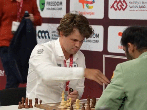 चेस वर्ल्ड चैंपियन कार्लसन ने फिर टेबल पर हाथ पटका:ब्लिट्ज चैंपियनशिप में भारतीय प्लेयर से हारे; गुकेश से हारने पर भी खीझे थे