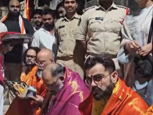 कोहली ने सिंहाचलम मंदिर में फैमिली के साथ दर्शन किए:सुंदर भी साथ थे; भारतीय टीम टी-20 खेलने भुवनेश्वर पहुंची, 9 दिसंबर को पहला मैच