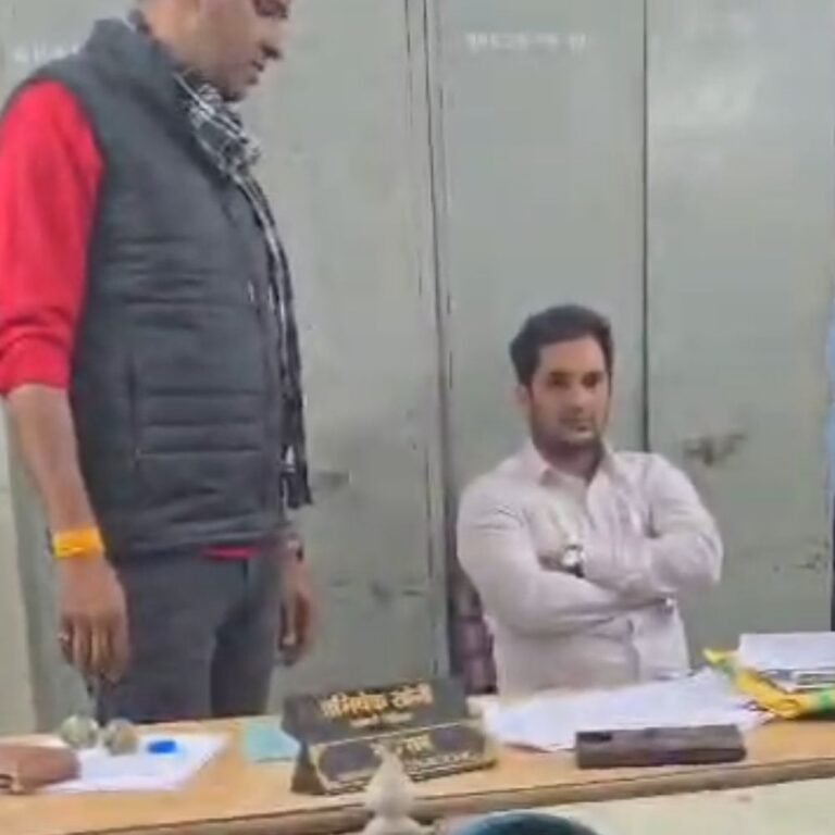 सूरजपुर के सहकारिता-कार्यालय में ACB का छापा:निरीक्षक 40 हजार रिश्वत लेते गिरफ्तार;लेखापाल के पद पर नियुक्ति देने के नाम पर डेढ़ लाख मांगे थे