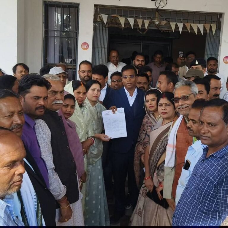 सारंगढ़ विधायक, कांग्रेस नेताओं ने कलेक्ट्रेट में किया प्रदर्शन:धान खरीदी केंद्रों पर ऑफलाइन टोकन, लिमिट बढ़ाने की मांग