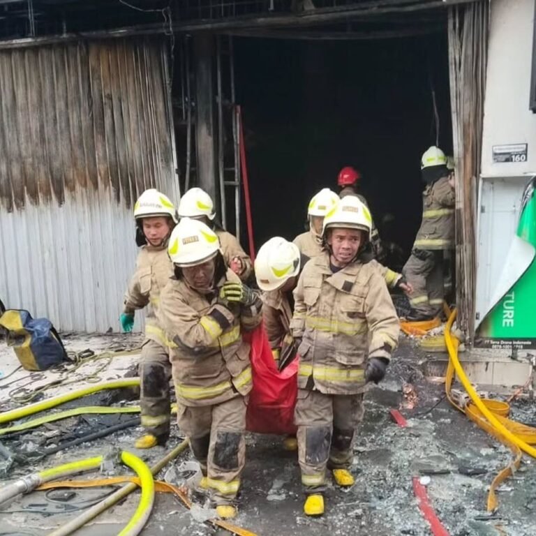 इंडोनेशिया में 7 मंजिला इमारत में भीषण आग:20 लोगों की मौत; कई लोग अब भी अंदर फंसे