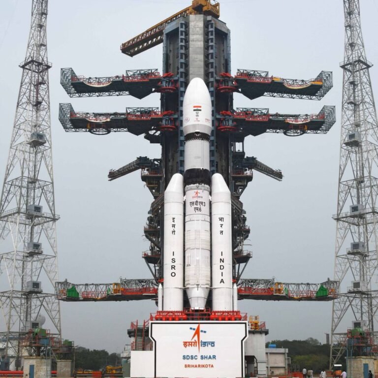 ISRO आज श्रीहरिकोटा से कम्युनिकेशन सैटेलाइट लॉन्च करेगा:अंतरिक्ष से स्मार्टफोन से कॉल हो सकेगी; आधे फुटबॉल मैदान बराबर एंटीना होगा