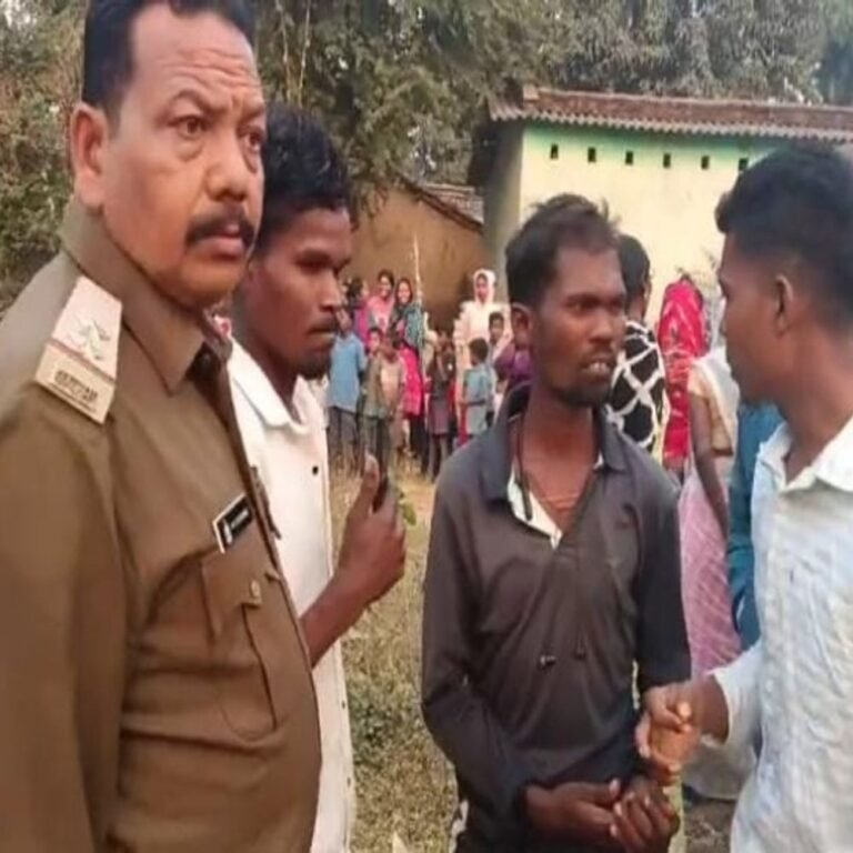 आबकारी टीम पर हमला, अधिकारी को बनाया बंधक:कोरबा में मुखबिर और चालक की पिटाई, ग्रामीणों ने वाहन में तोड़फोड़ की