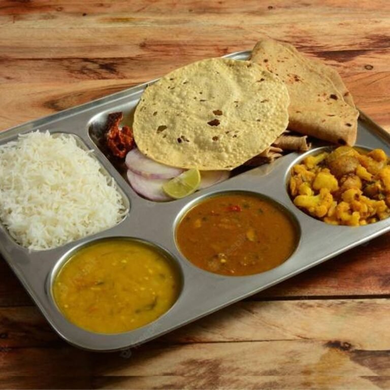 घरेलू वेज-नॉनवेज थाली नवंबर में 13% सस्ती हुई:नवंबर-24 के मुकाबले टमाटर 17%, आलू 29% सस्ते, प्याज की कीमत आधे कम हुई