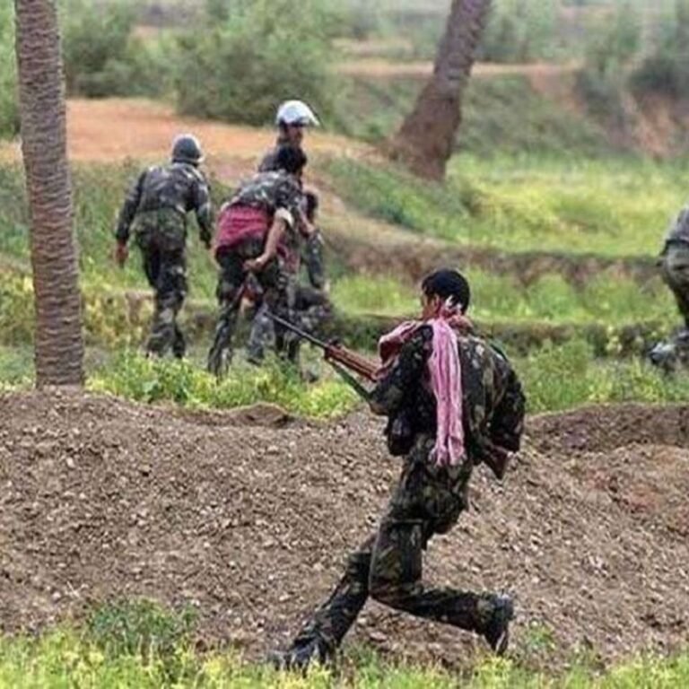 बीजापुर में जवानों ने 2 नक्सलियों को मार गिराया:दोनों तरफ से रुक-रुक हो रही गोलीबारी; सर्च ऑपरेशन जारी