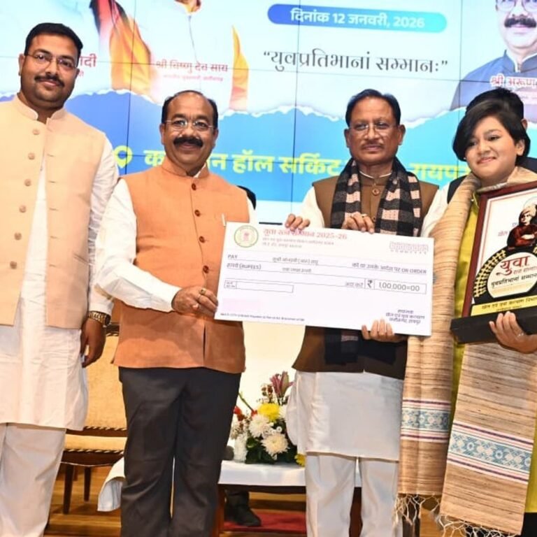 धमतरी की आरु साहू, युवा स्टार सेवा समिति सम्मानित:मुख्यमंत्री ने लोककला सहित उत्कृष्ट कार्यों के लिए युवा रत्न पुरस्कार दिया