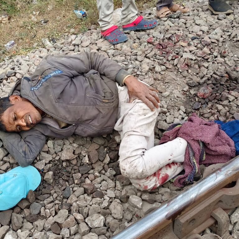 ओडिशा यात्री से चलती ट्रेन में मोबाइल छीना:धक्का देने से गिरा, दोनों पैर ट्रेन की चपेट में आए, मेडिकल कॉलेज भेजा