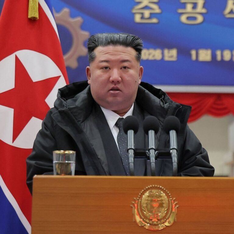 किम जोंग ने मंच से डिप्टी पीएम को बर्खास्त किया:कहा- बकरी गाड़ी नहीं खींच सकती, तुम्हें जिम्मेदारी देना गलती थी, देर होने से पहले निकल जाओ