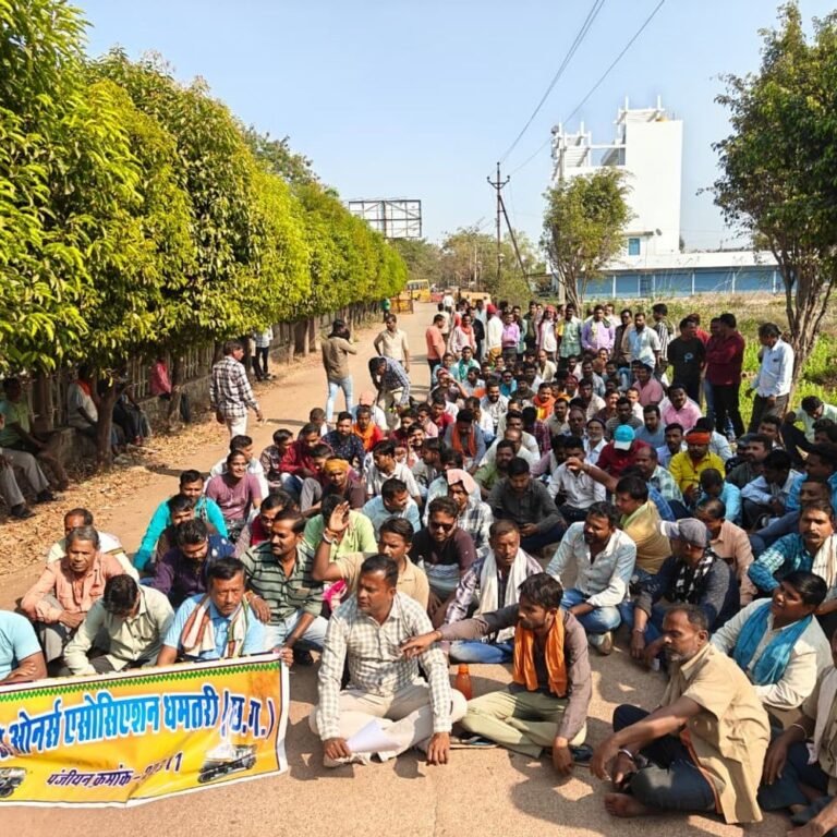 ऑटो चालकों का फूटा आक्रोश, घेरा कलेक्ट्रेट:100 से अधिक ऑटो लेकर 7 सूत्रीय मांगों पर सौंपा ज्ञापन