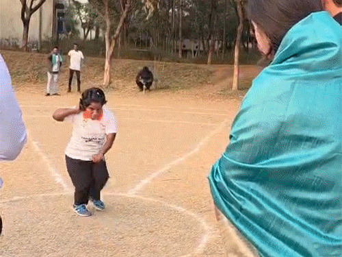 पैरा एथलीट बोलीं-चार फुटिया बौनी बोलकर लोगों ने चिढ़ाया:बचपन में मां-पिता का साया छूटा, भाई ने चाय ठेले में काम किया, 25 गोल्ड-सिल्वर जीतीं