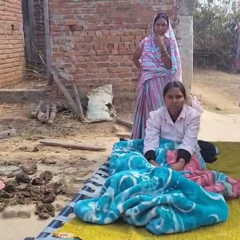 स्कूल छत से गिरी छात्रा, प्राचार्य ने मामला दबाया:6 दिन से बिना इलाज घर पर, मां के पास पैसे नहीं