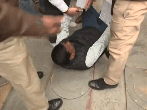 ED रेड के खिलाफ दिल्ली में TMC का प्रदर्शन:8 सांसद हिरासत में; मोदी-शाह की गंदी चाल नहीं चलेगी के नारे लगे; आज ममता का मार्च