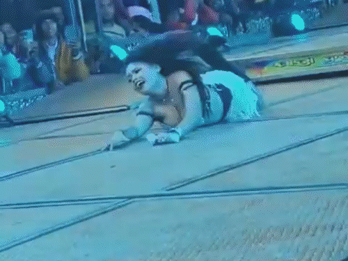 कपड़े उतार कर नाची महिला, SDM ने लुटाए पैसे..VIDEO:60 हजार देकर ओडिशा से बुलाई गई थी, बार-डांसरों से Kiss लेने वाले पुलिसकर्मी लाइन अटैच