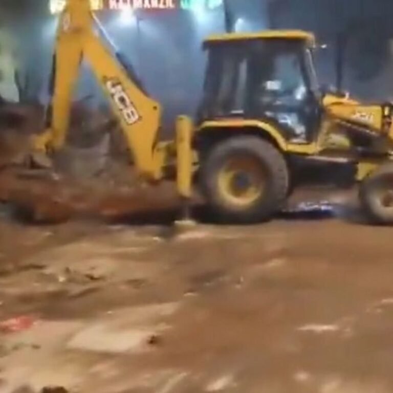 दिल्ली में आधी रात पुलिस-MCD टीम पर पत्थरबाजी:मस्जिद के पास अवैध निर्माण हटाने पहुंची थी; आंसू गैस के गोले छोड़े