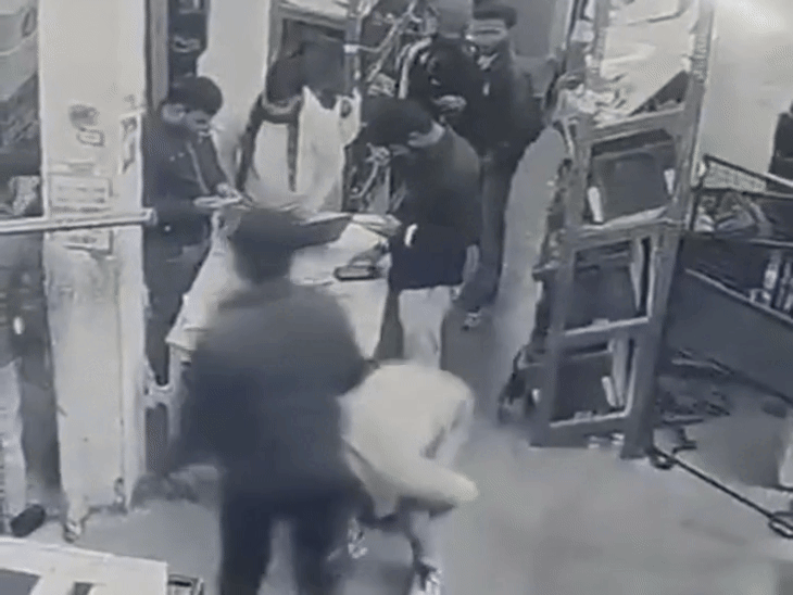 डिलीवरी बॉय ने परफ्यूम लगाया तो दुकान मालिक ने पीटा:स्टोर में मुर्गा बनाया, थप्पड़ मारे; दिल्ली की घटना का वीडियो वायरल