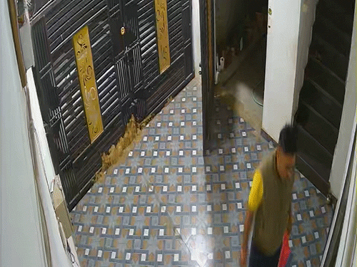 33 फीट दूर बोरिंग,मकान की फर्श से फव्वारा फूटा,VIDEO:मकान मालिक बोला- 2 कदम आगे होता तो जान जाती, एक्सपर्ट बोले- पानी-एयर प्रेशर से धमाका