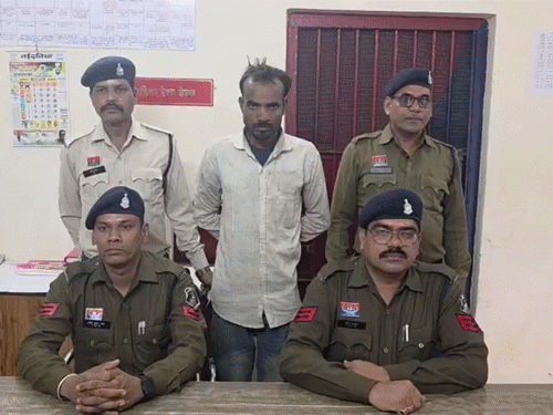 नशे में 120 फीट ऊंचे टावर पर चढ़ा किसान,अरेस्ट:पुलिस ने समझाकर नीचे उतरवाया, फिर भेजा जेल; कहा था-बचा हुआ धान बिकेगा तभी नीचे आऊंगा