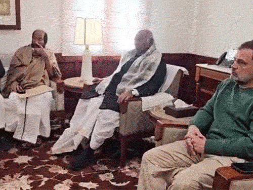 लोकसभा शुरू होते ही स्थगित, 65 सेकंड ही चली कार्यवाही:विपक्षी दलों ने मीटिंग की सदन की रणनीति बनाई; राज्यसभा में बोल सकते हैं पीएम