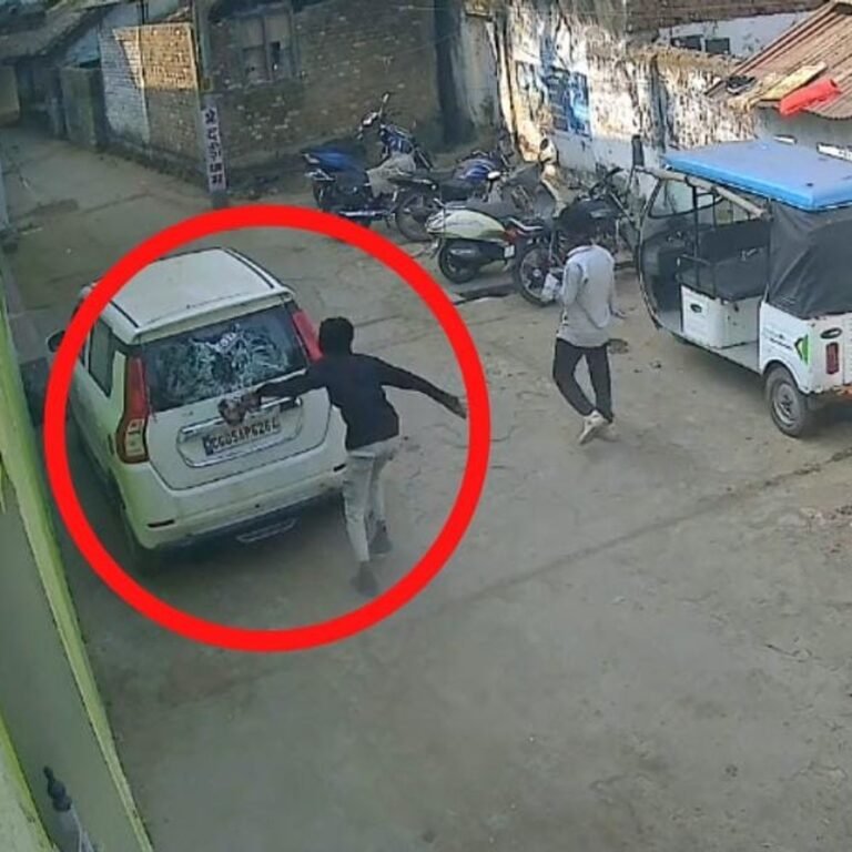 धमतरी में खड़ी कार का शीशा तोड़ा:डॉक्टर ने थाने में शिकायत की, CCTV में कैद हुई घटना
