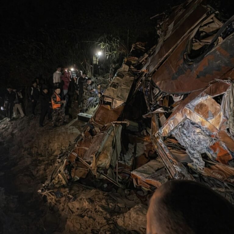 नेपाल में पैसेंजर बस हाईवे से नदी में गिरी:18 लोगों की मौत, 25 घायल, मरने वालों में 2 विदेशी नागरिक; कंट्रोल खोने से हुआ हादसा