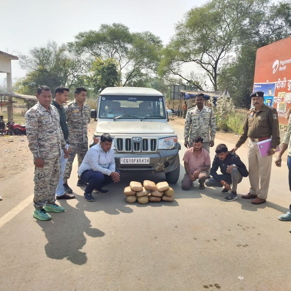 महासमुंद में 11 किलो गांजा जब्त, कीमत 5.5 लाख:प्लास्टिक की बोरियों में छिपा रखे थे, बोलेरो से महाराष्ट्र ले जा रहे 4 तस्कर गिरफ्तार