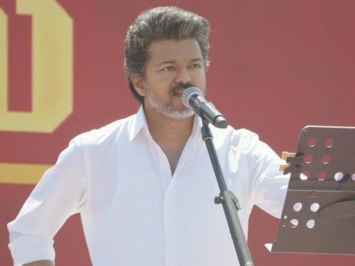 तमिलनाडु- एक्टर विजय की रैली में समर्थक की मौत:अन्नाद्रमुक ने कहा- TVK की रैलियों में शामिल होना है तो ताबूत लेकर जाएं