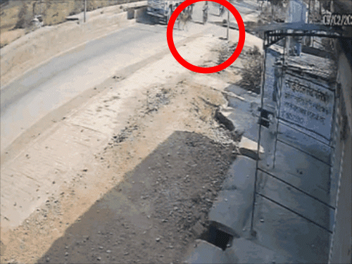 दुर्ग में ट्रक ने युवक को कुचला…LIVE VIDEO:गाय से टकराकर गिरे बाइक सवार, पहिए के नीचे आया सिर, शराब पीकर घर लौट रहे थे