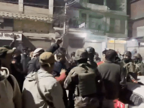 मणिपुर में नए डिप्टी सीएम के विरोध में हिंसा भड़की:प्रदर्शनकारियों ने सुरक्षाबलों को बैरक में धकेलने की कोशिश की; टायर जलाए, पत्थरबाजी की गई