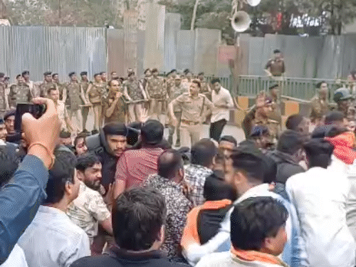 AI समिट विवाद..रायपुर में कांग्रेस दफ्तर का घेराव:कांग्रेस नेताओं के टी-शर्ट उतारकर प्रदर्शन को बताया गलत; बैरिकेडिंग तोड़कर निकले BJYM कार्यकर्ता