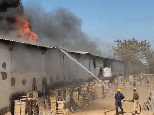 बिलासपुर में केमिकल-पेंट फैक्ट्री में लगी भीषण आग, VIDEO:लपटें काफी तेज, दमकल की मदद से बुझाने का प्रयास जारी; 2 महीने में दूसरी घटना