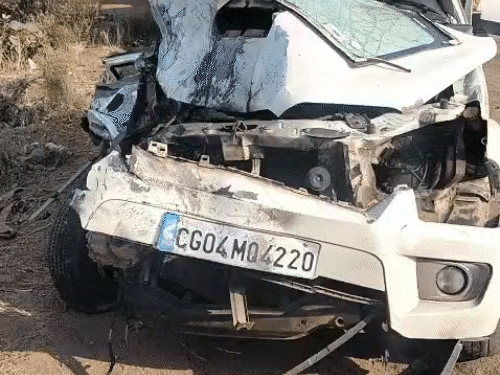 रॉन्ग साइड आकर ट्रेलर ने स्कॉर्पियो को मारी टक्कर,4 मौतें:गैस कटर से गाड़ी काटकर निकाले शव; बिलासपुर में सालगिरह मनाकर लौट रहा था परिवार