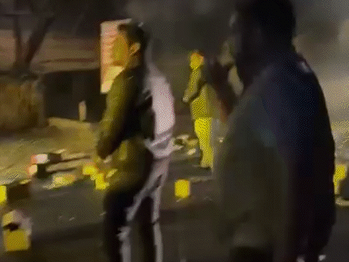 हाईवे जाम कर कार की बोनट पर केक काटा…VIDEO:युवकों ने किया बर्थडे सेलिब्रेशन, जमकर आतिशबाजी भी की, एम्बुलेंस समेत कई गाड़ियां फंसी रही