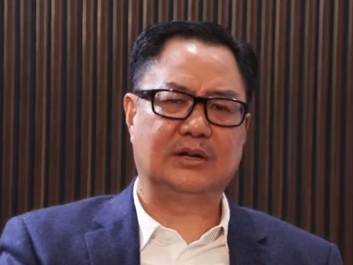 रिजिजू बोले- राहुल देश की सुरक्षा के लिए खतरा:वे नक्सलियों-उग्रवादियों से मिलते हैं; कांग्रेस का काम सिर्फ संसद में हंगामा करना