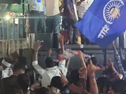 आदिवासी-समाज की रैली में ‘हमारी आवाज हिड़मा’ गाने पर डांस,VIDEO:जगदलपुर पुलिस की मौजूदगी में नाचे लोग; अध्यक्ष बोले- यूट्यूब पर ऑटो प्ले हुआ