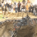 दिल्ली-सड़क पर खुदे गड्ढे में गिरकर बाइक सवार की मौत:जल बोर्ड ने खोदा था गड्ढा, 3 इंजीनियर सस्पेंड; परिजन बोले- पुलिस ने मदद नहीं की