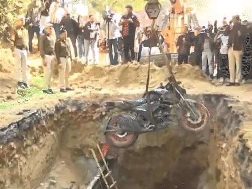 दिल्ली-सड़क पर खुदे गड्ढे में गिरकर बाइक सवार की मौत:जल बोर्ड ने खोदा था गड्ढा, 3 इंजीनियर सस्पेंड; परिजन बोले- पुलिस ने मदद नहीं की