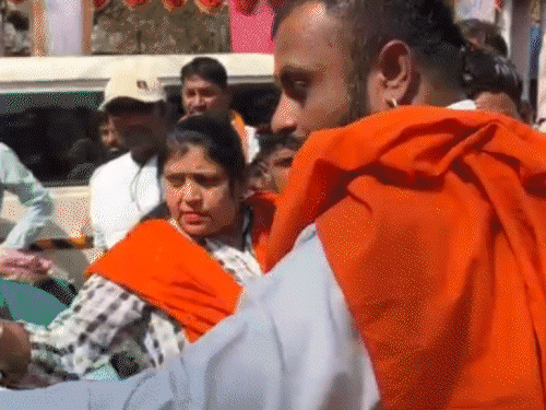 बजरंगदल ने धर्म पूछकर बंद कराई मुस्लिमों की दुकान,VIDEO:महाशिवरात्रि-मेले में जय-माता दी लिखकर बेच रहा था चाट,गाली-गलौज की,कार्यकर्ता बोले-तुम्हारी गलती है तुम मुसलमान हो