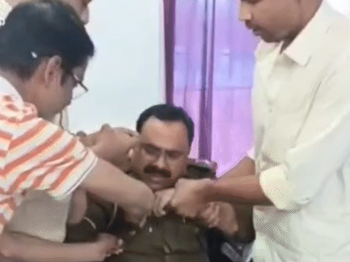 मर्डर केस में फंसाने की धमकी, फिर मांगे 50 हजार..VIDEO:SI रंगे हाथों पकड़ाया; छटपटाते हुए कहा-जबरदस्ती कर रहे हो; प्रिंसिपल भी रिश्वत लेते अरेस्ट