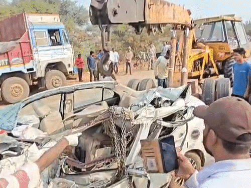 खड़ी ट्रक में घुसी कार..3 CRPF जवान समेत 7 मौतें:बस्तर में तैनात थे, घर लौट रहे थे; बालोद में 3 दोस्तों की गई जान