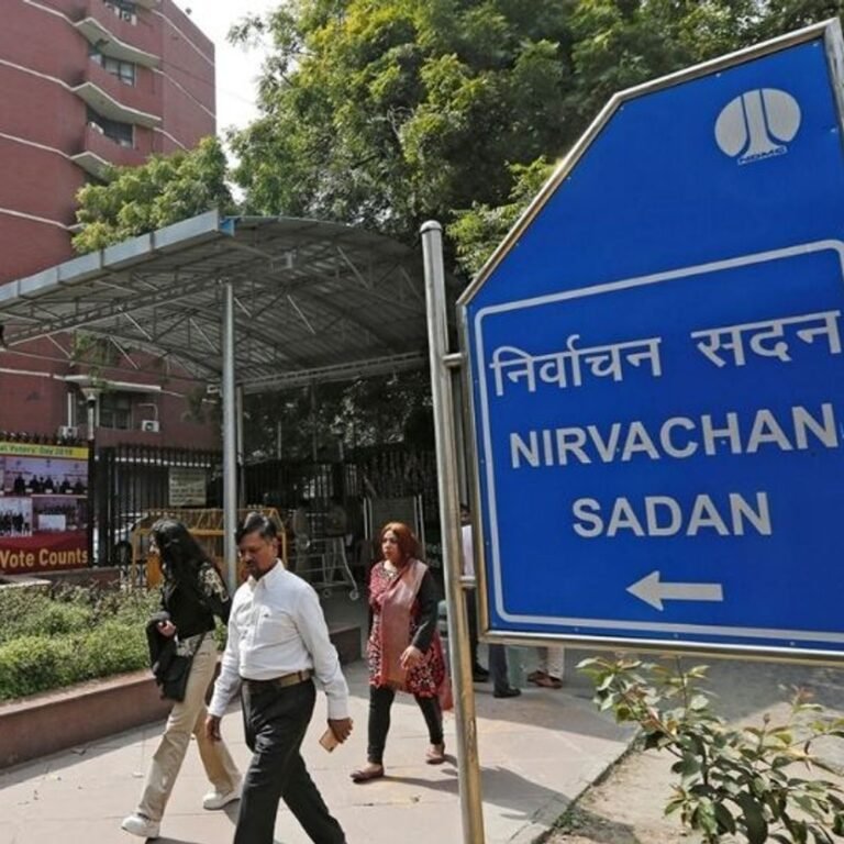 चुनाव आयोग ने पश्चिम बंगाल के 7 अधिकारी सस्पेंड किए:SIR में लापरवाही-पावर के गलत उपयोग के आरोप; EC बोला- वोटर लिस्ट का काम संवेदनशील