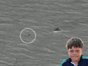 समंदर में 4 घंटे तैरता रहा 13 साल का बच्चा:मां और भाई-बहन की जान बचाई, तूफान में बोट पलटने से 14km दूर बहा परिवार