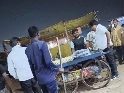 जमीन कारोबारी बोला- दुकानदार पठान है, थूककर बेचते हैं:राजिम कुंभ में ID मांगा, गाली-गलौज, मारपीट की, कार में भाजपा नेता का नेमप्लेट लगाया था