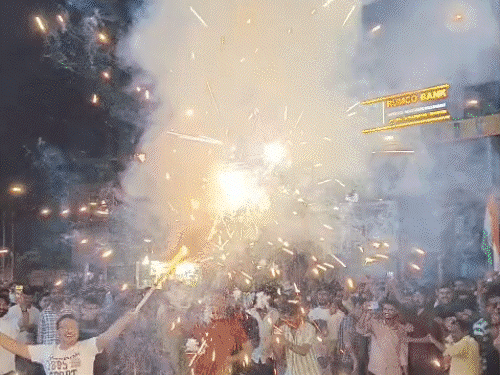 भारत ने पाकिस्तान को हराया, छत्तीसगढ़ में जश्न,आतिशबाजी:रायपुर में भक्तिमय गीतों पर झूमे फैंस, लहराया तिरंगा, दुर्ग-दंतेवाड़ा में लगे ‘भारत माता’ के जयकारे