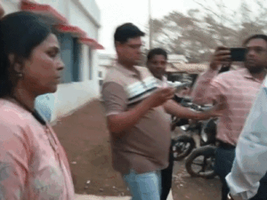 जांजगीर-चांपा में 35 हजार रिश्वत लेते अतिरिक्त तहसीलदार-पटवारी गिरफ्तार:धान खरीदी केंद्र की गड़बड़ी छिपाने की थी घूस की मांग, ACB ने रंगे हाथ पकड़ा